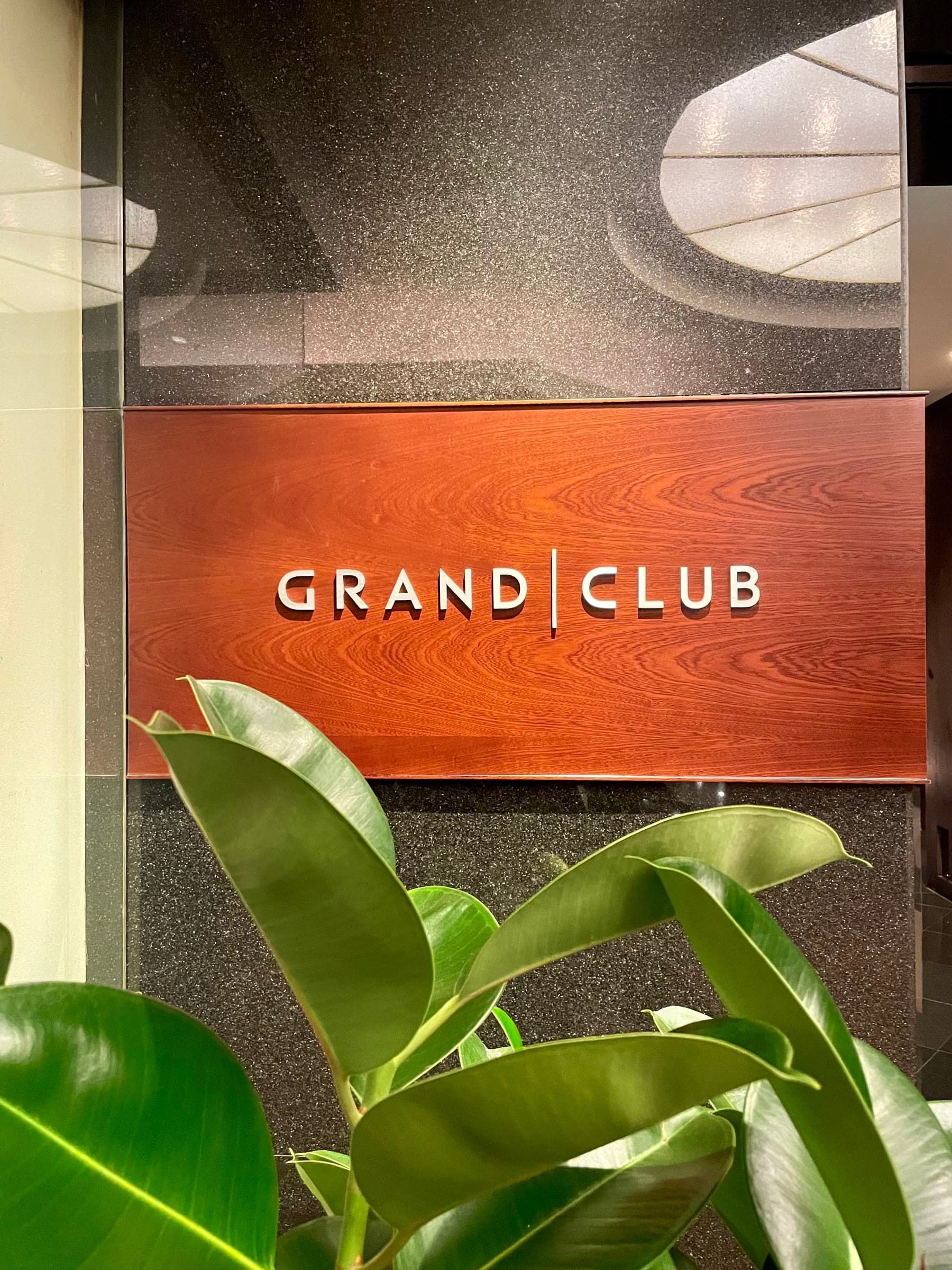 Bảng tên Grand Club ở lối vào lounge