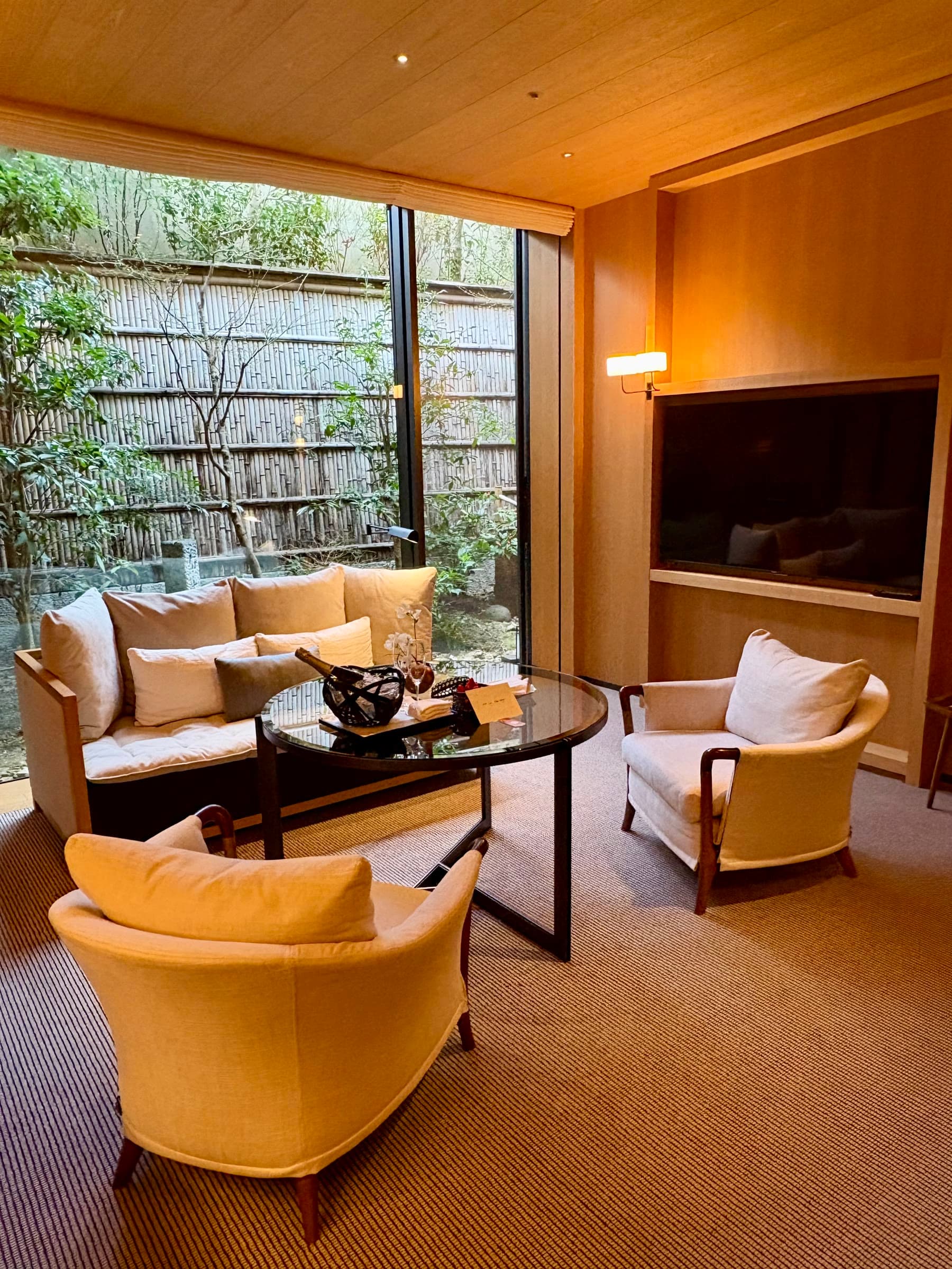 Phòng khách Park Suite Garden View nhìn ra khu vườn