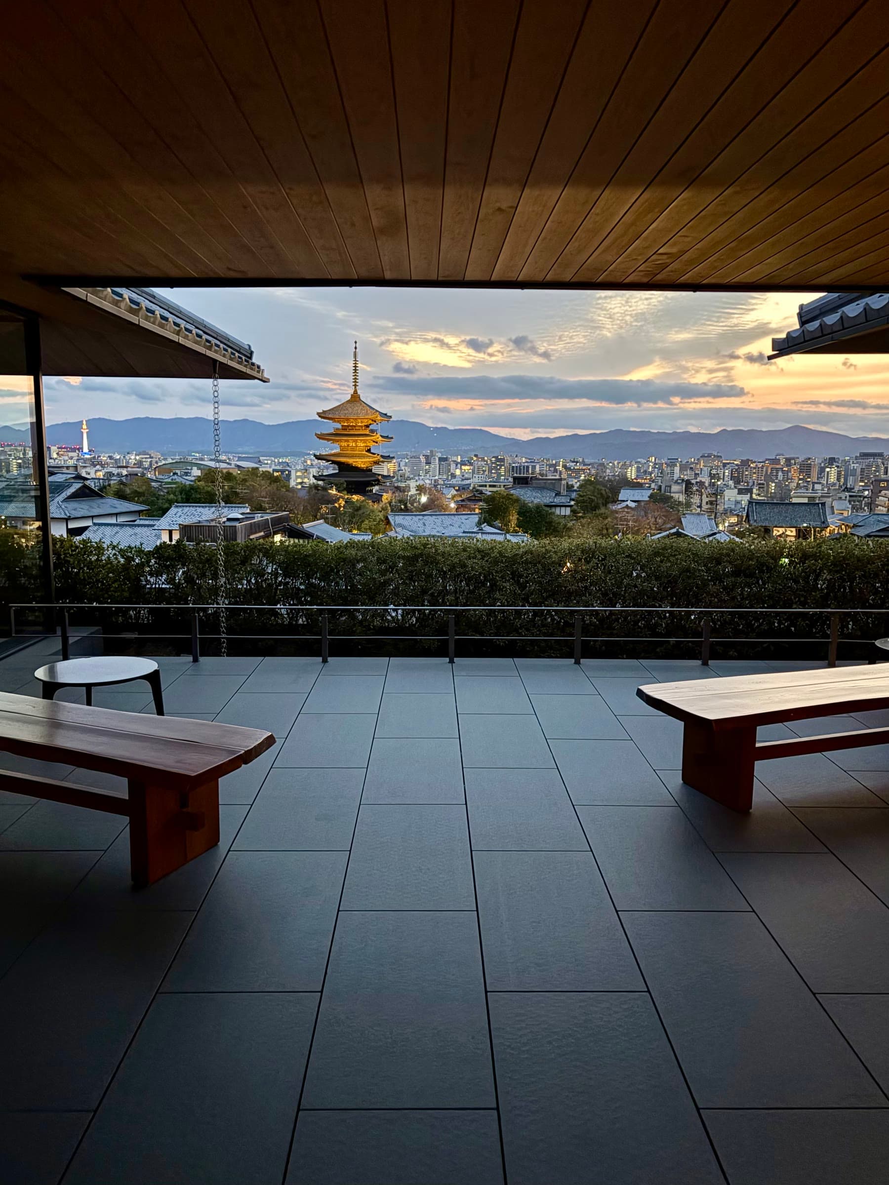 Yasaka Pagoda lúc hoàng hôn nhìn từ terrace của khách sạn