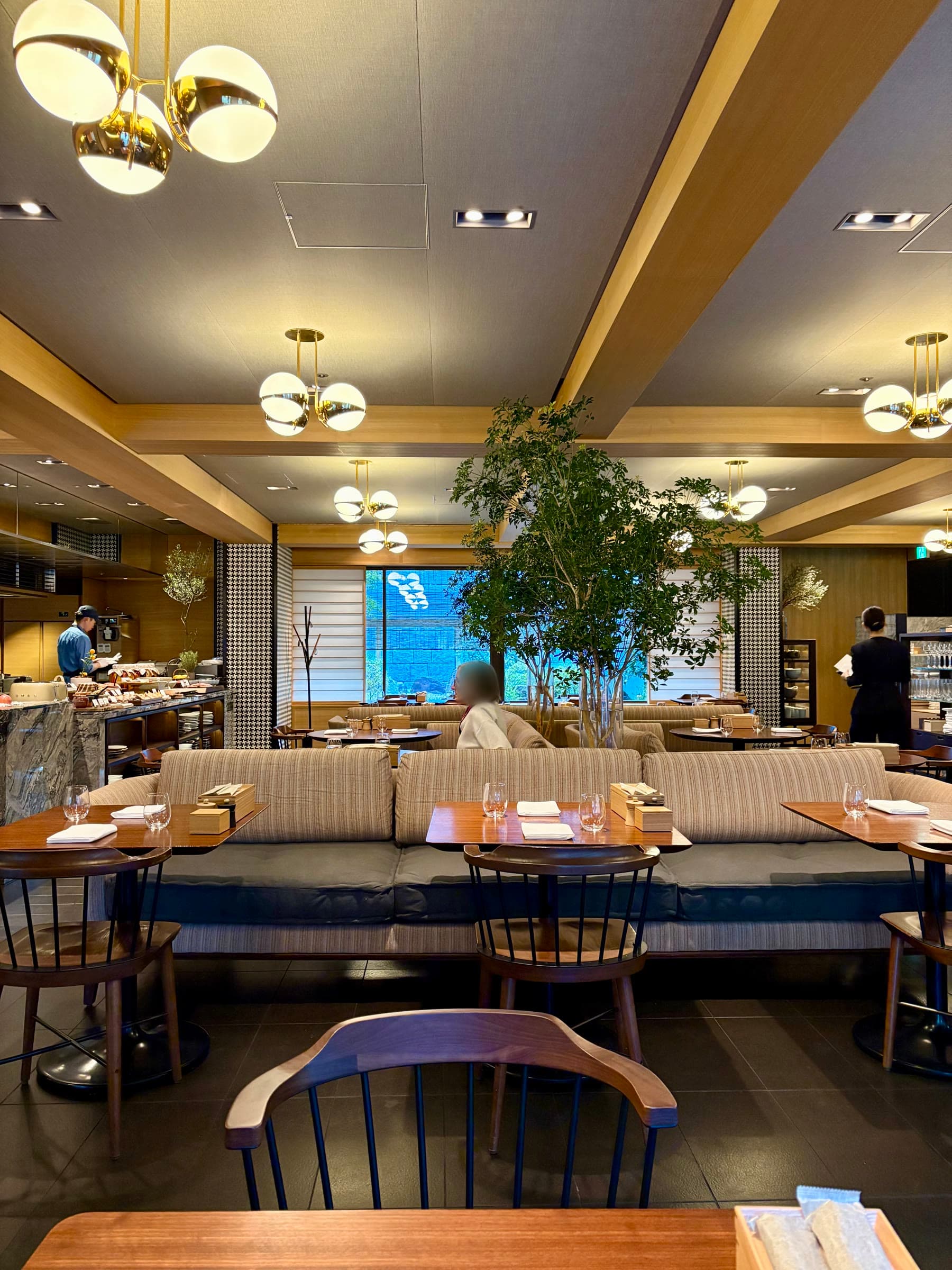 Không gian Kyoto Bistro với sofa và cây xanh giữa phòng