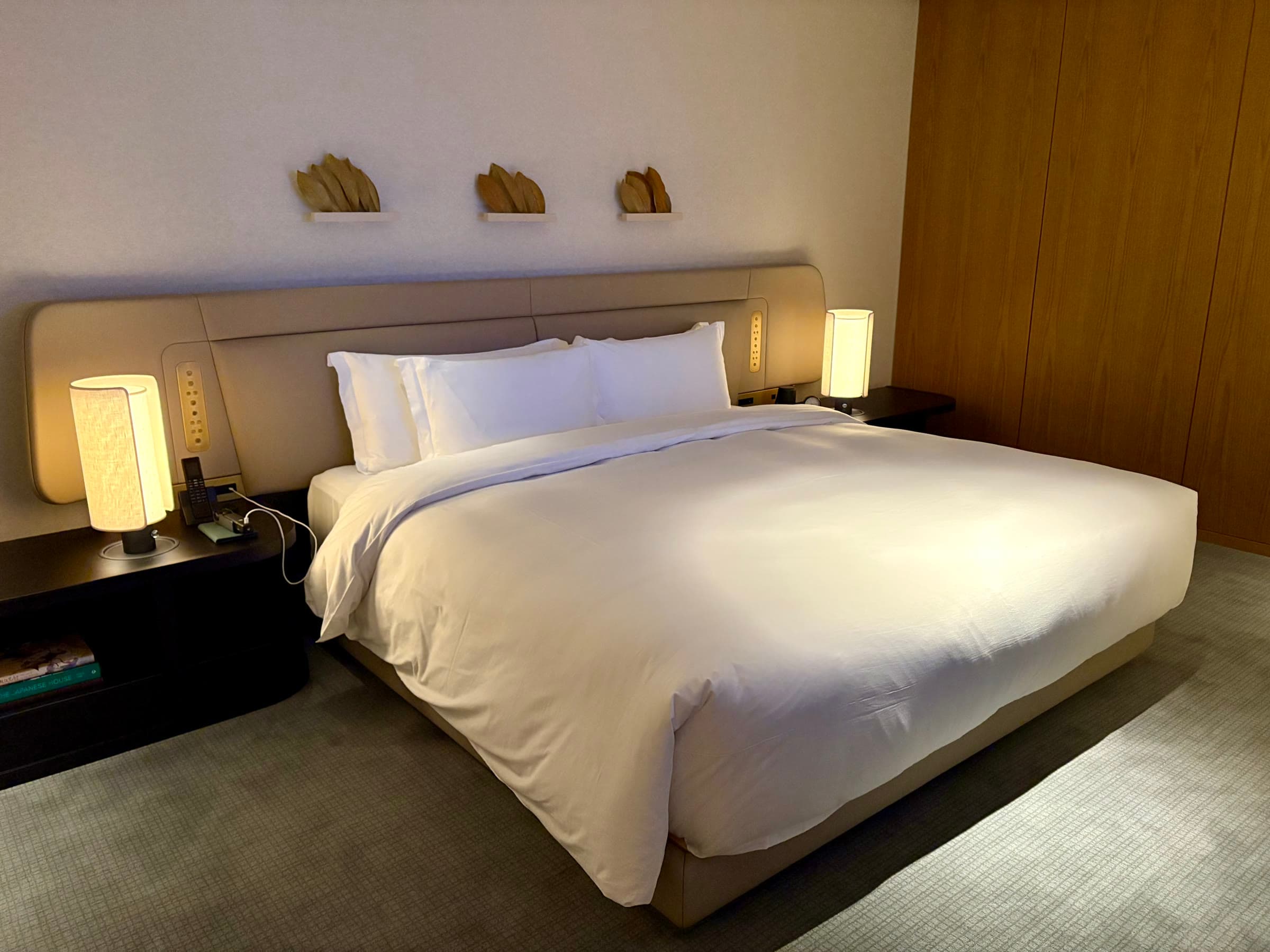 Phòng ngủ với giường King trong King Suite Deluxe