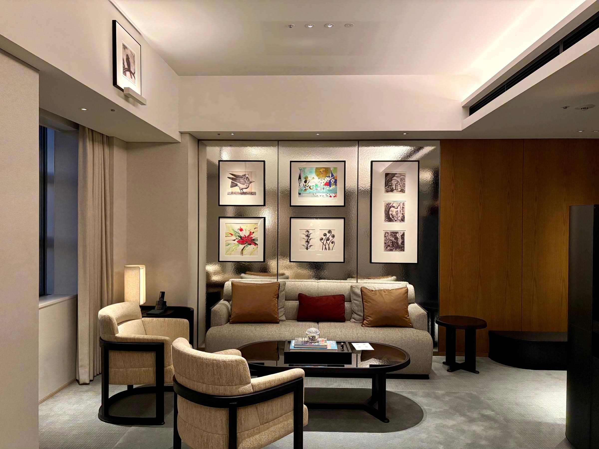 Phòng khách với sofa và tranh treo tường trong King Suite Deluxe